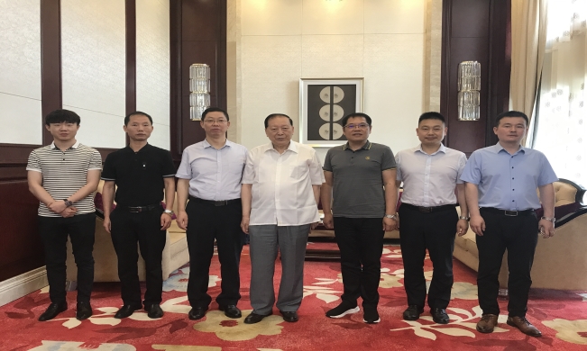 北冰院長代表湖南生產(chǎn)力學(xué)會(huì)接待中國生產(chǎn)力學(xué)會(huì)常務(wù)副會(huì)長陳勝昌