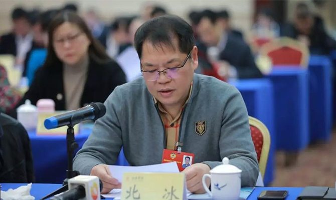 “建言資政勇?lián)?dāng)，一枝一葉總關(guān)情”——“明星”委員北冰出席省政協(xié)十二屆二次會議后記