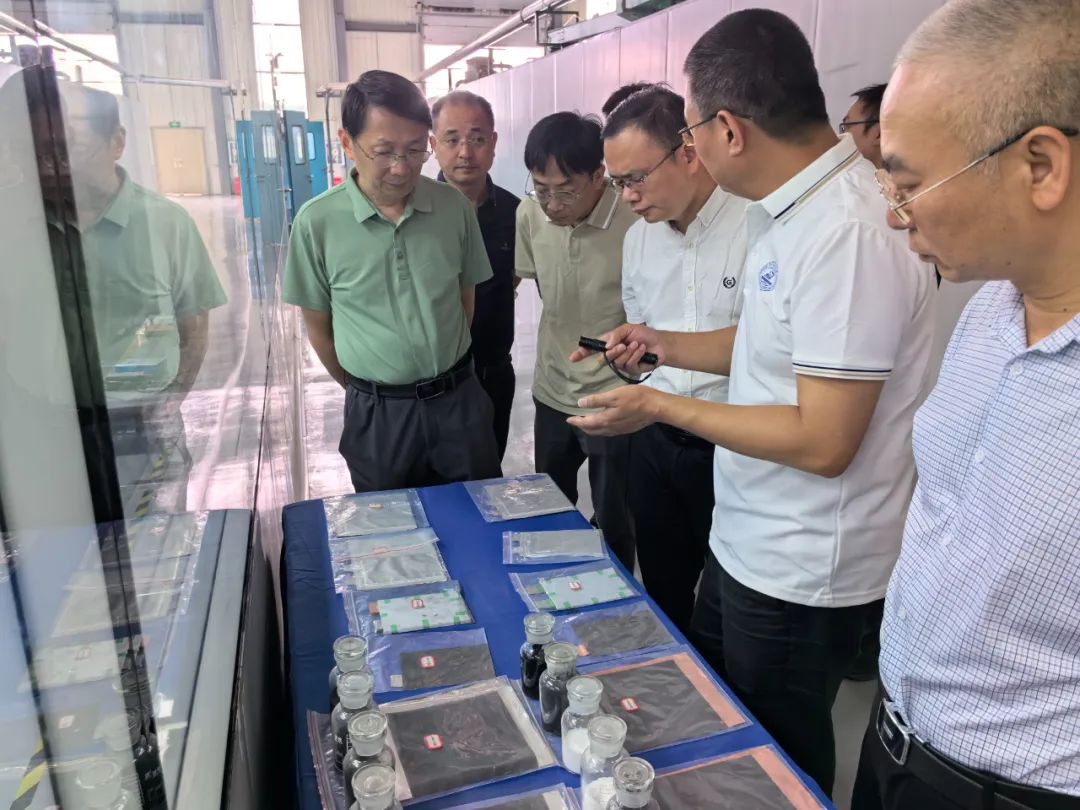 調(diào)研組參觀武漢經(jīng)開區(qū)中試基地2.jpg 調(diào)研組參觀武漢經(jīng)開區(qū)中試基地2.jpg